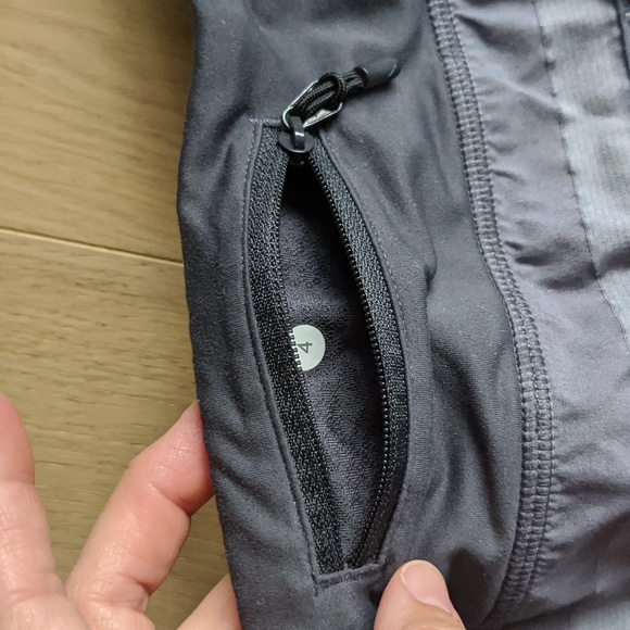 *Sale*Lululemon Turbo Run Lined Shorts. Size 4. - Picture 6 of 7